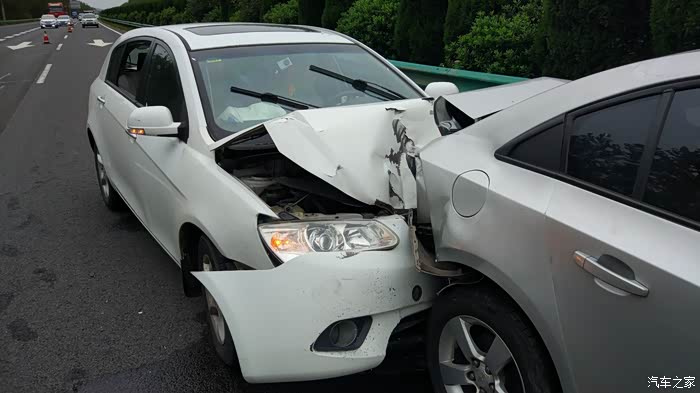 十一回家车祸明锐女司机迈腾神车帝豪追尾克鲁兹