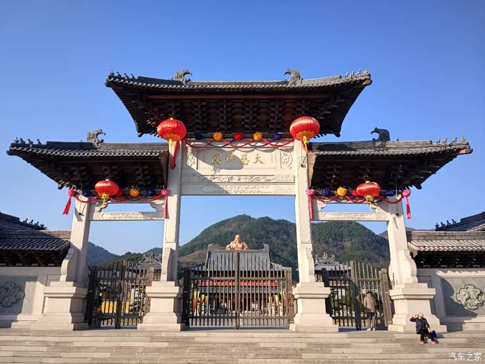 雪窦寺大门,远远的看到弥勒大佛.