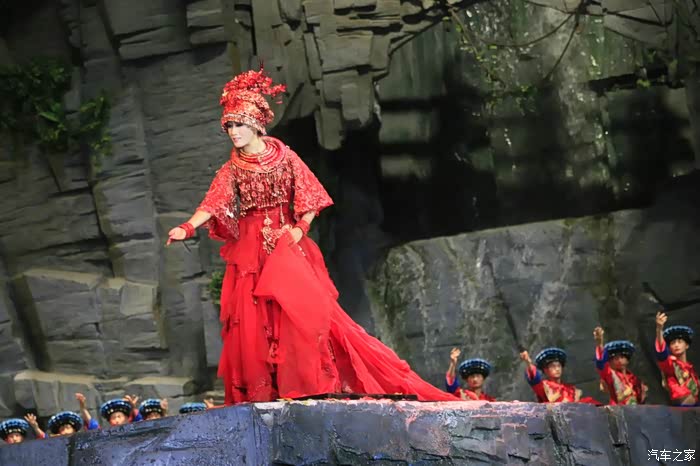 翠翠穿着大红嫁衣在等待着她的傩送.
