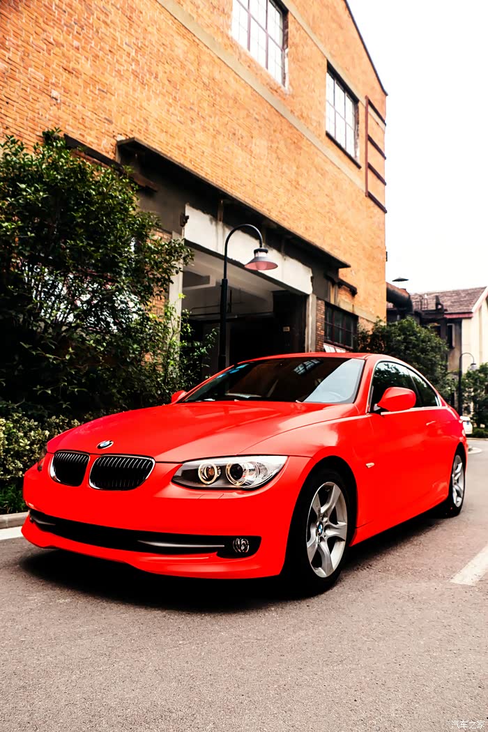 爱车改装宝马3系贴改色膜玫红色亮瞎你的眼