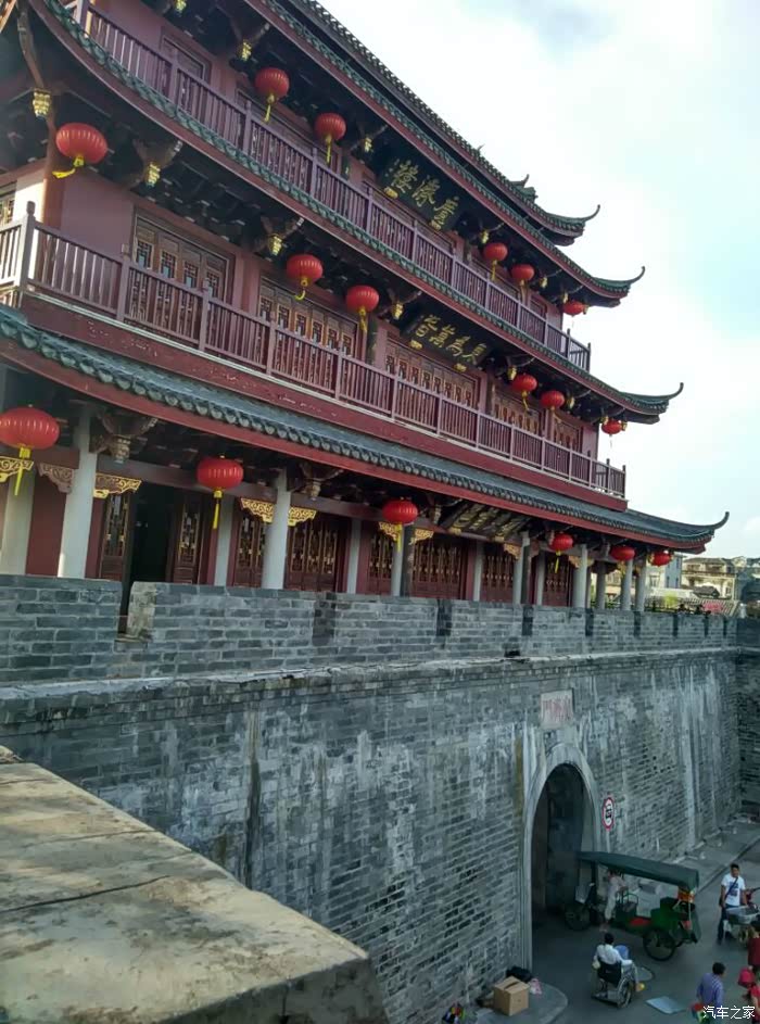 这是在城楼,这塔叫广济塔,晚的时候,灯光照耀,更漂亮,等下也有报道,图