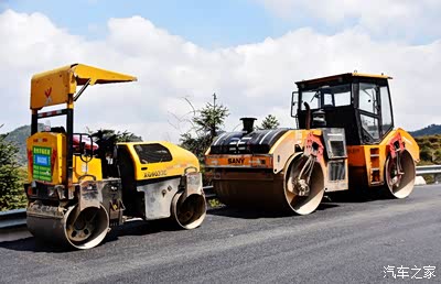 修路压路机真般配