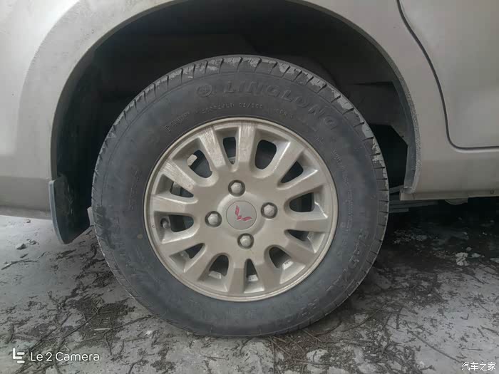 想知道五菱荣光v15标准版用的是什么轮胎两部车轮胎不一样