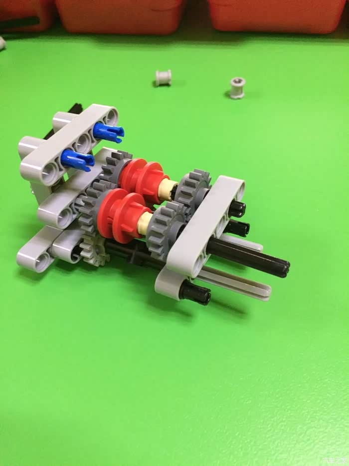 用乐高零件做的简易四挡手动变速箱