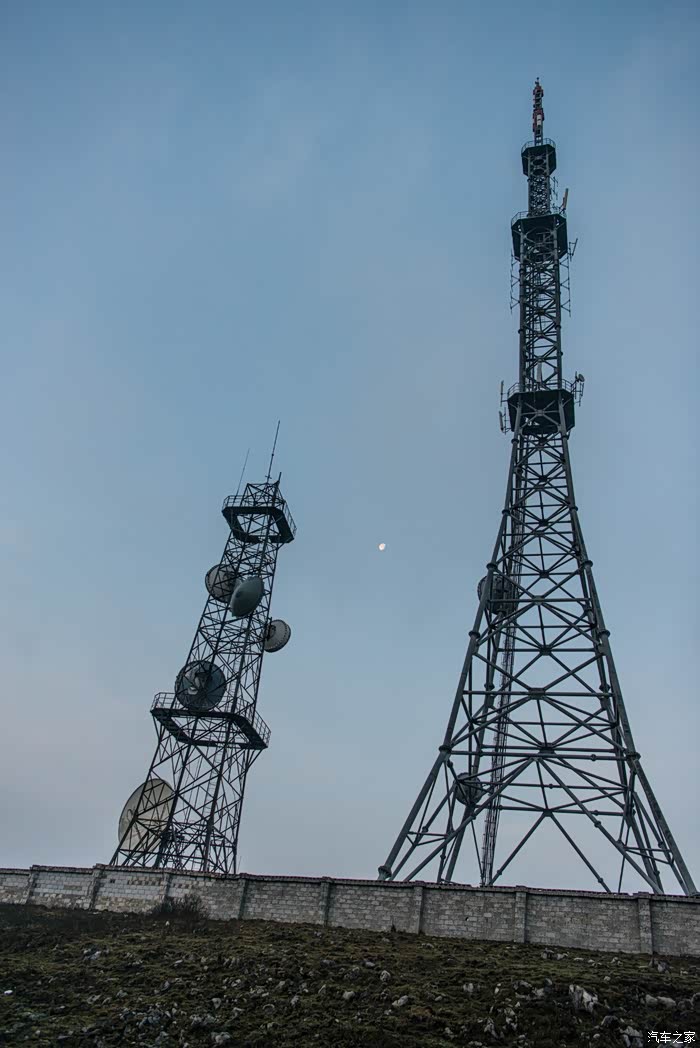 移动信号塔简直星评,整个山4g网络非常通常,信号满格.