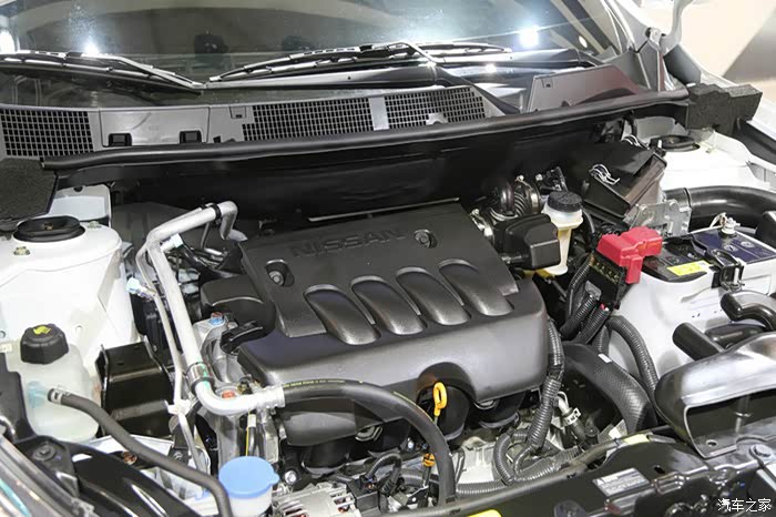 这个就是传说中著名mr20de发动机啦~~发动机舱还是比较规整整齐