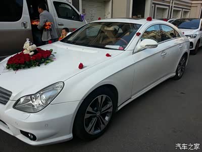 头车白色奔驰cls轿跑70万后来问司机为啥跑那么快司机说新郎急哈哈娶