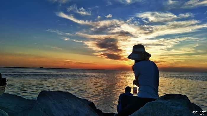 坐在海边吹吹风