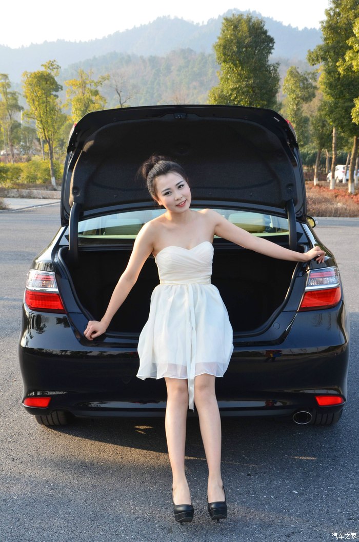 宣城挖机小弟长腿性感媳妇2015凯美瑞车模妖娆冻人全国首发