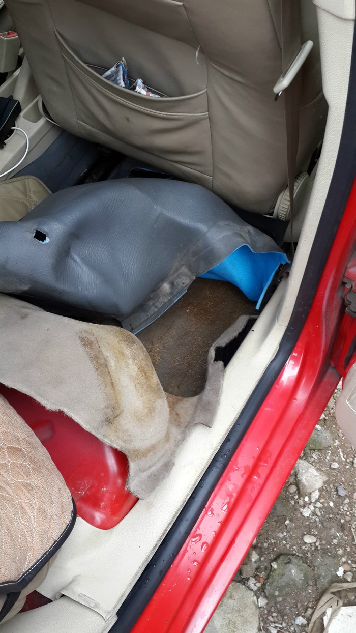 暴雨过来驾驶室右后座全是水已经找到漏水处